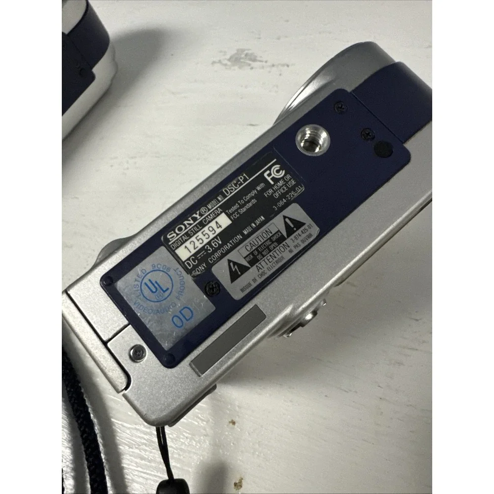 Lot‎ Of 2 Sony Cyber-shot DSC-P200 7.2MP Digital Camera - Silver - Untested +